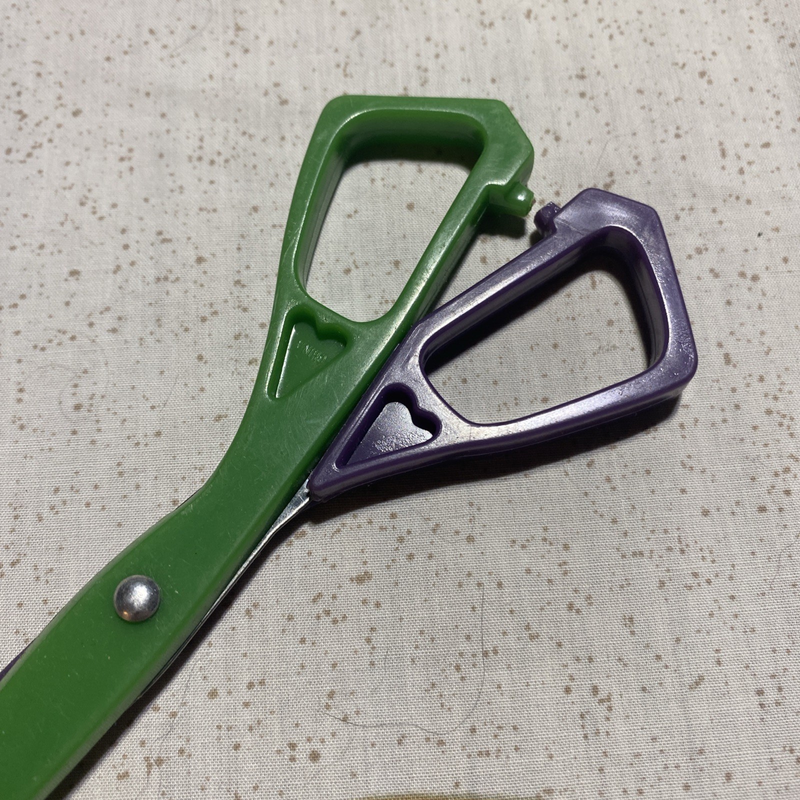 Unbranded 5 1/2″ KIDS SAFETY SCISSORS: Blunt Tip, Green & Purple, Hearts