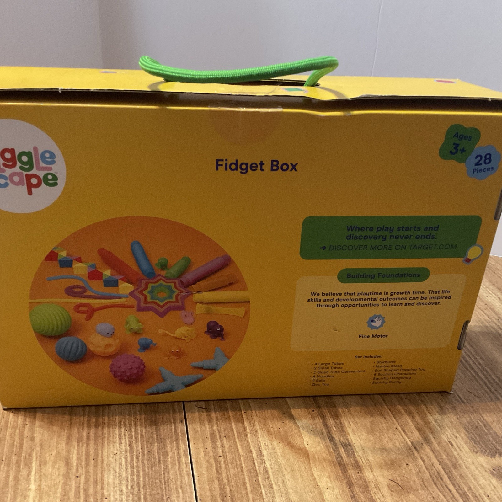 GIGGLE SCAPE FIDGET BOX STRETCH , TWIST , SQUEEZE 28 PIECES 3+