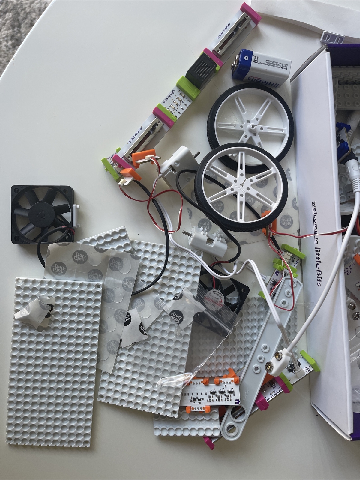 Little Bits Gizmos & Gadgets Kit, STEM – Electronic Bitbot Makers Toy – Open box