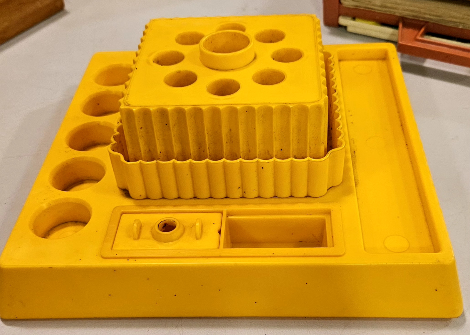 VINTAGE 1970’S CRAYOLA ROTATING CRAFT CADDY CRAYON, MARKER, PAINT, BRUSH