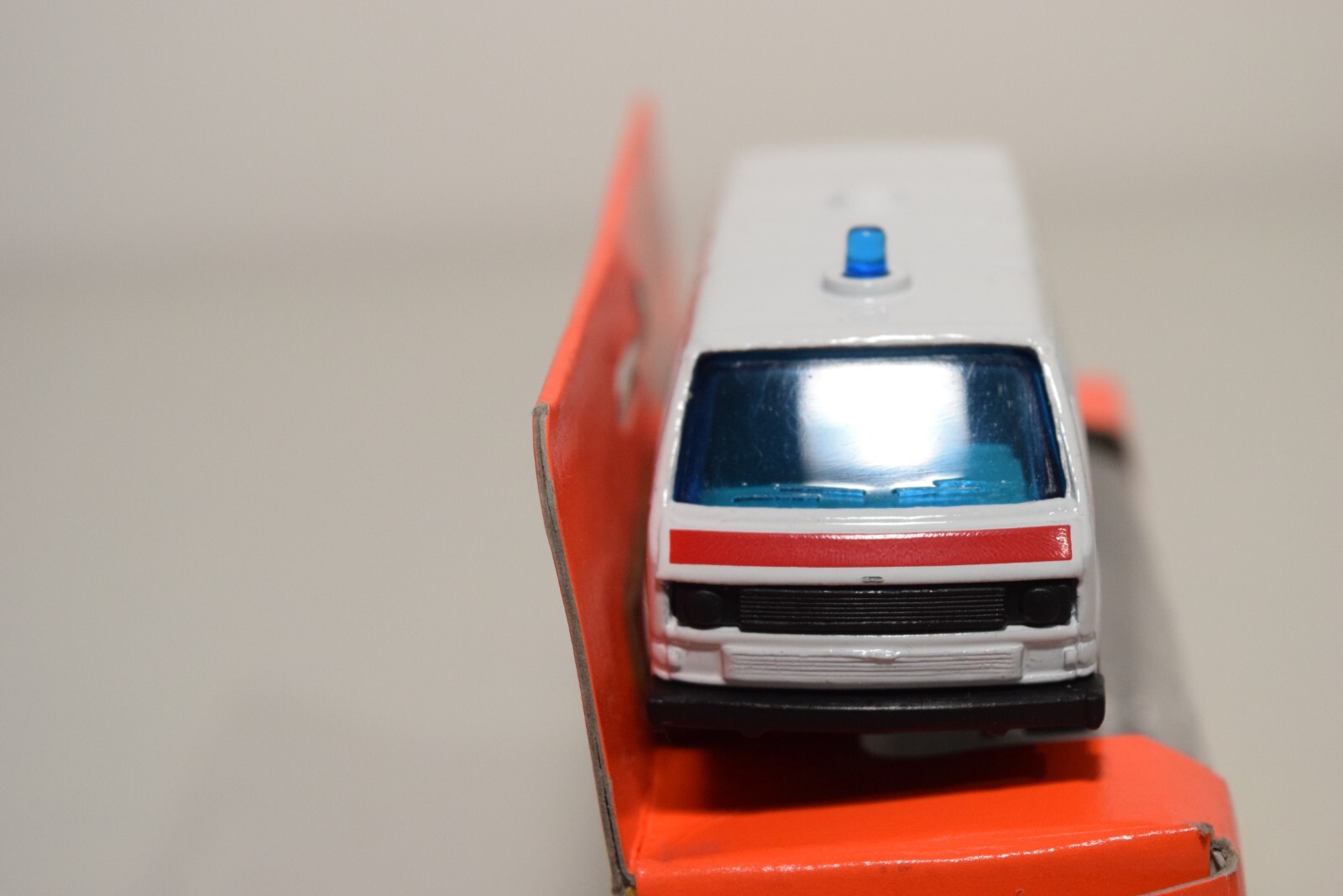 A94 1:64 3 INCH MATCHBOX LESNEY 20 VW VOLKSWAGEN AMBULANCE MIB RARE!