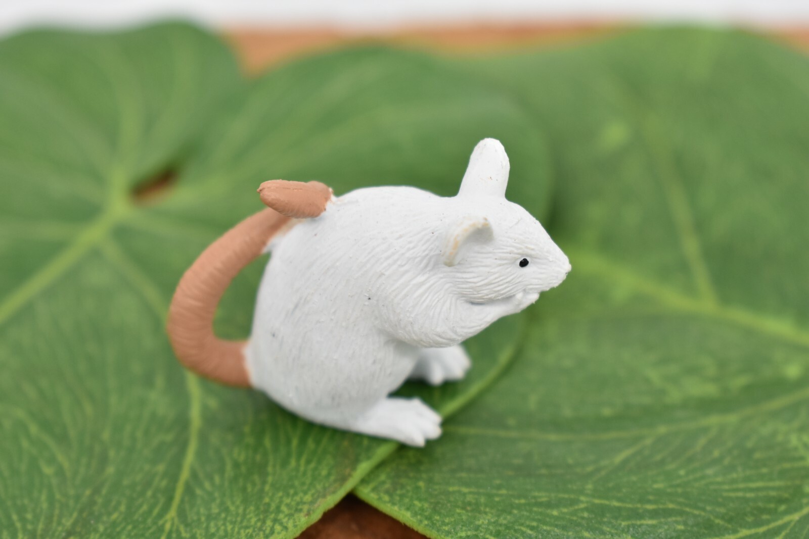 Mouse, White Sitting Plastic Replica 1 3/4IN long 1 1/2IN tall – F1674 B63