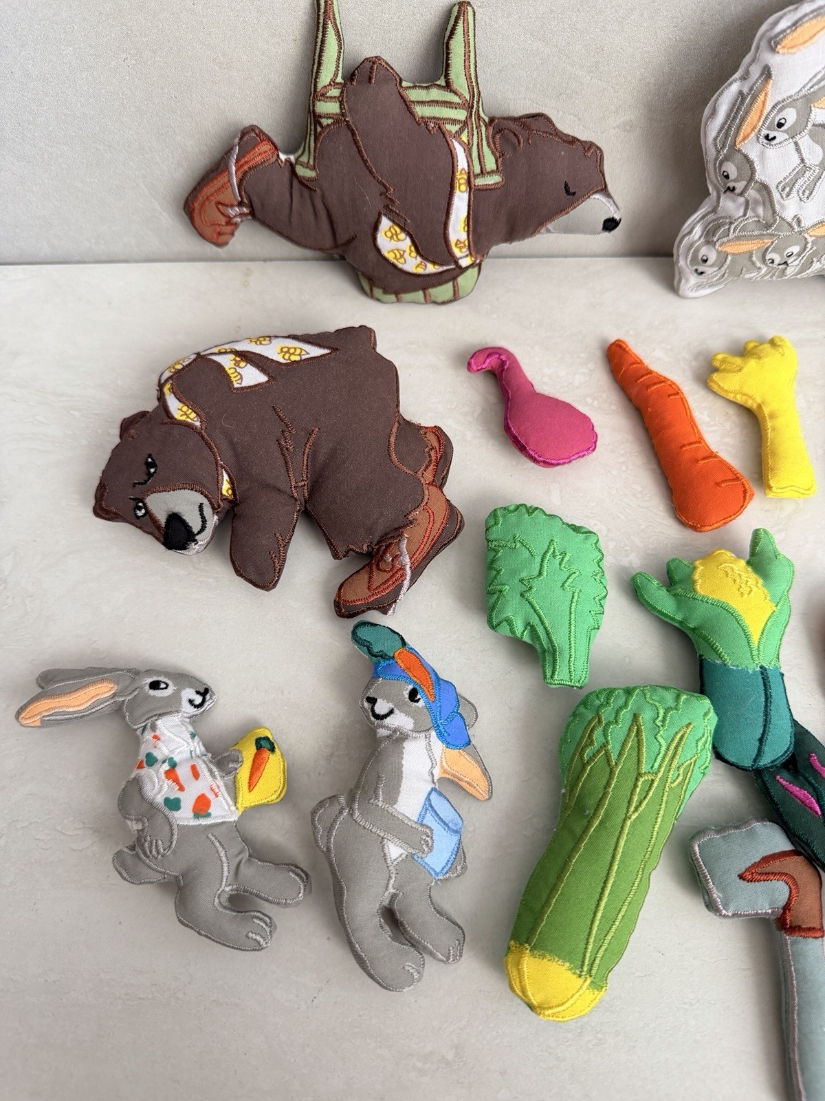 “Tops & Bottoms” Felt Storyboard Kit – 21 Pieces