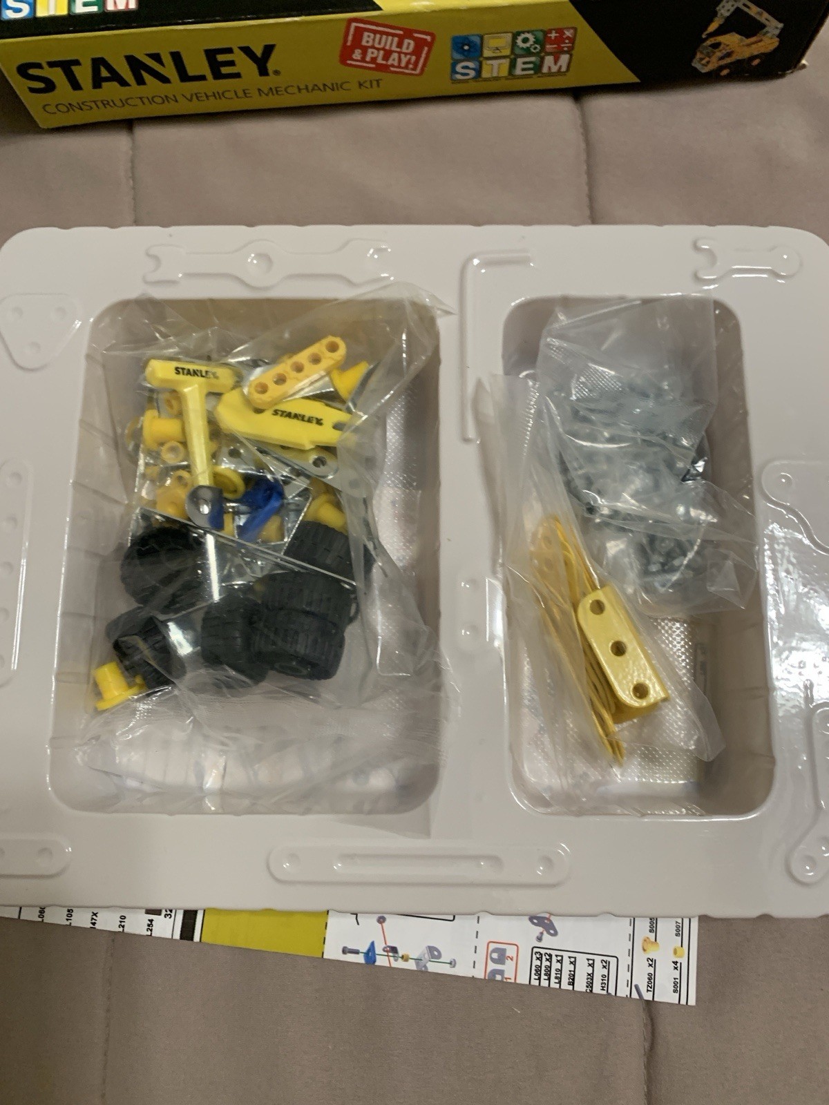 Hot Wheels 2013 Yellow Rumble Road Loose Diecast Semi Truck Cab. B1
