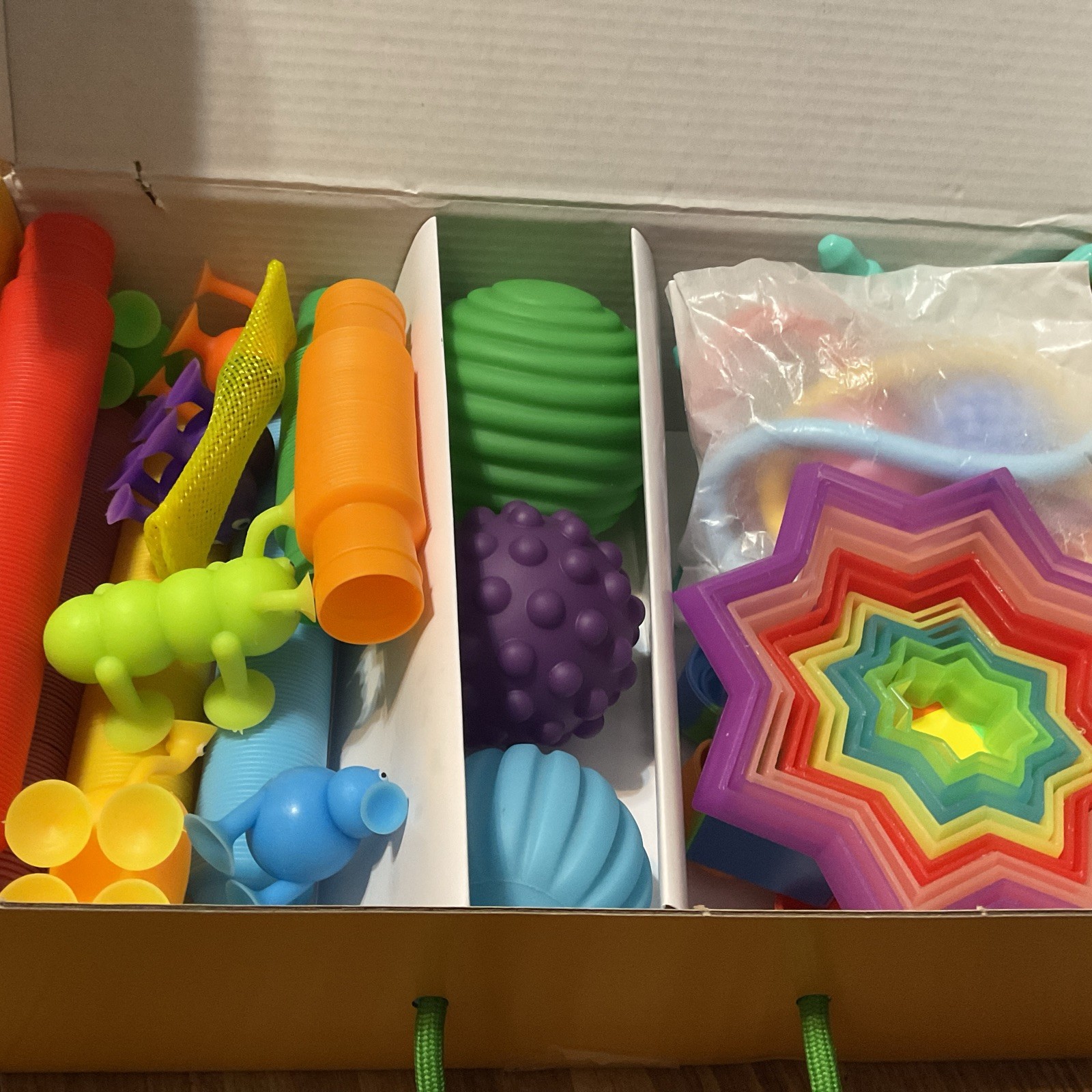 GIGGLE SCAPE FIDGET BOX STRETCH , TWIST , SQUEEZE 28 PIECES 3+