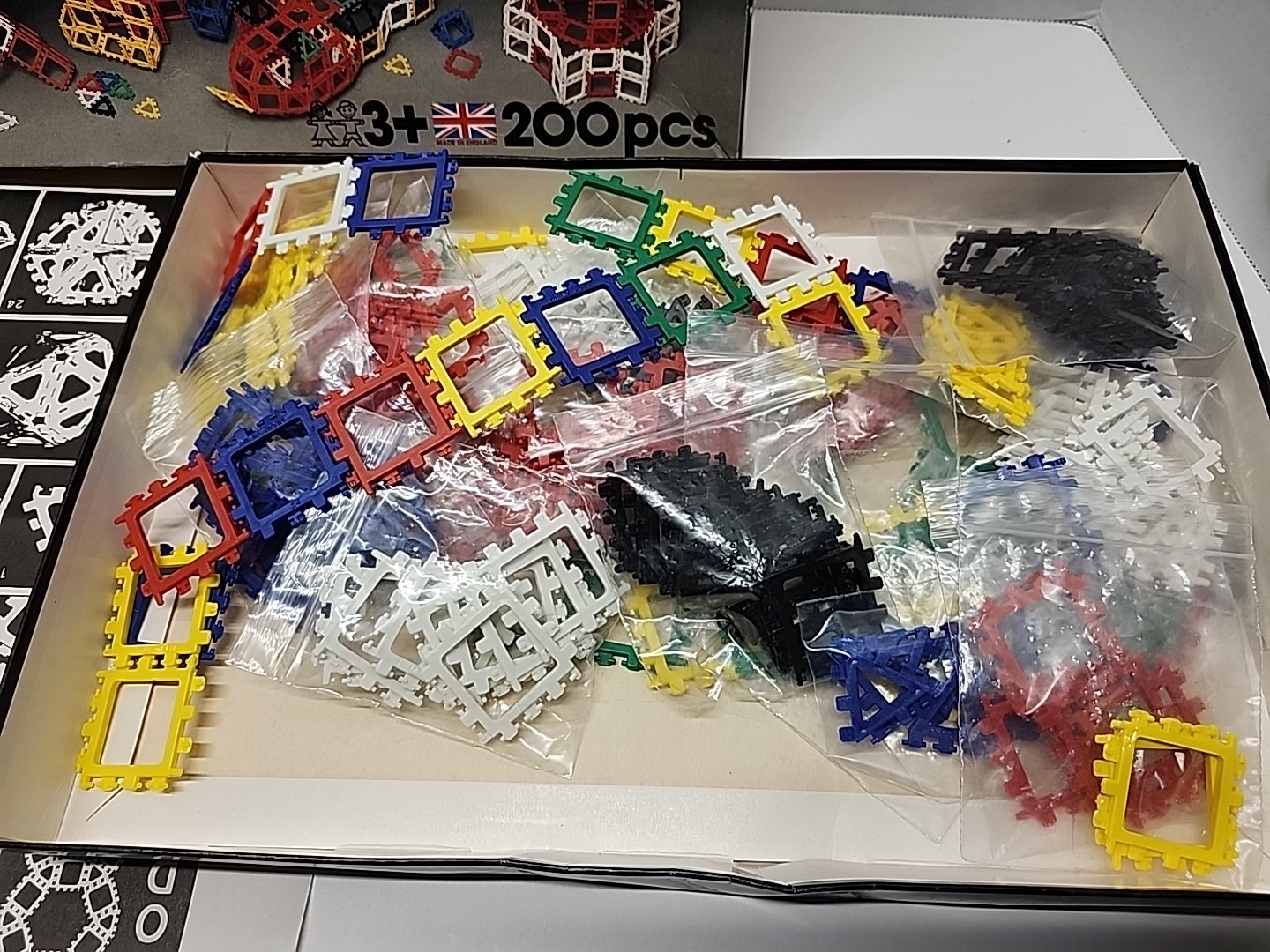 Vintage MODEL 8 STIMULATES CREATIVE IMAGINATION 600pc Building Set 585 Pieces