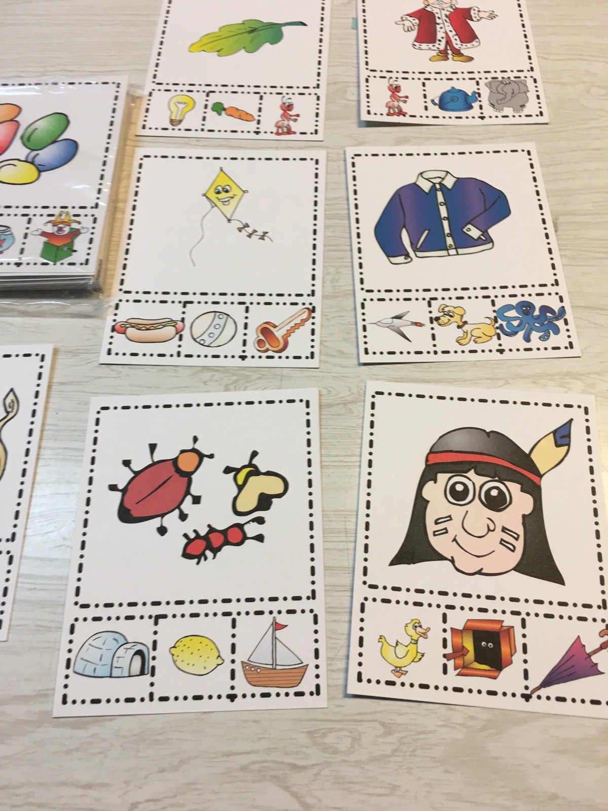 Beginning Sounds – 52 Clothes Pin Cards – Cards For Learning Centers