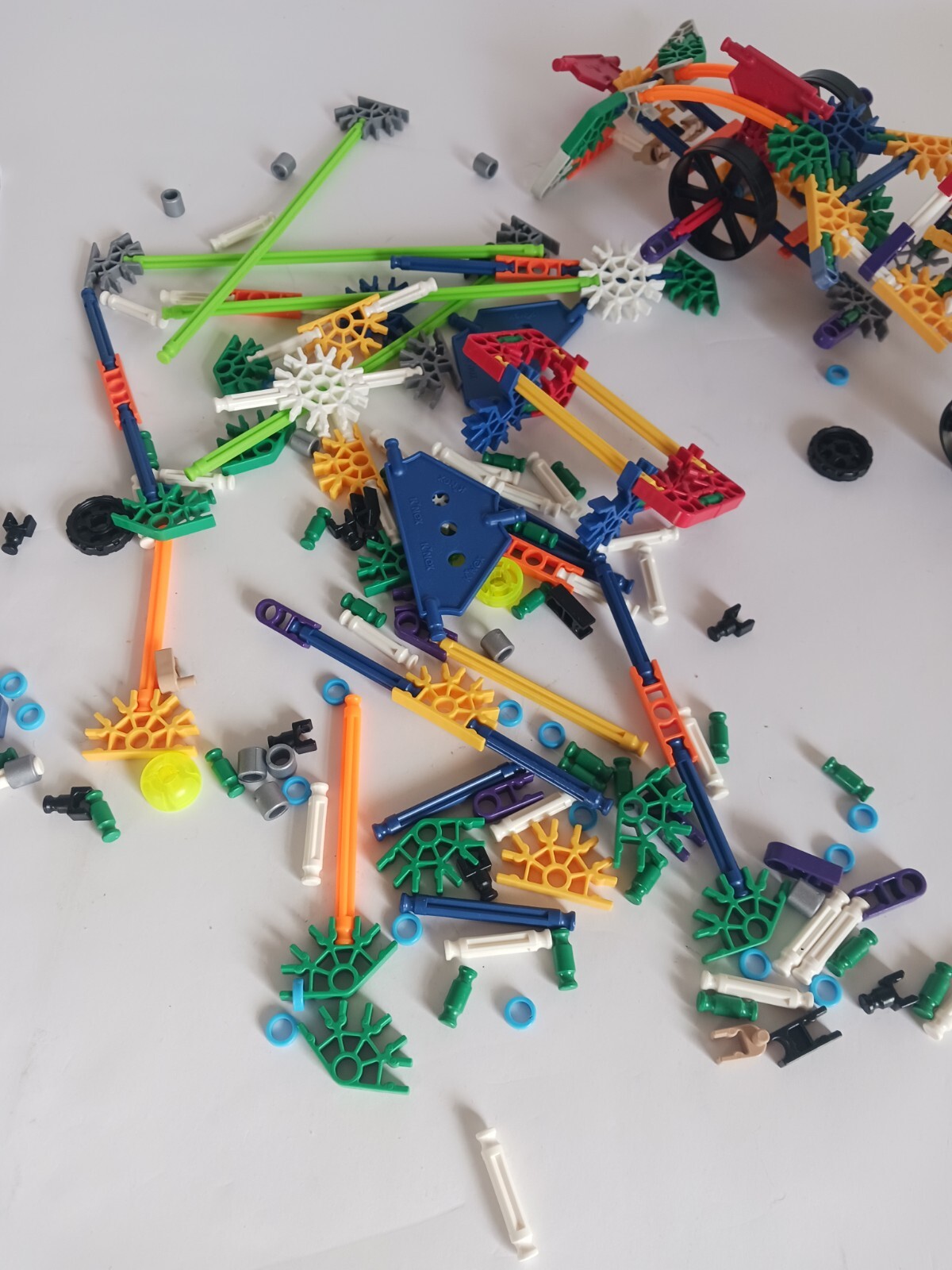 K’NEX Classics 300 Pc/ 20 Model Building Fun Blue Tub Creative Activity Playset