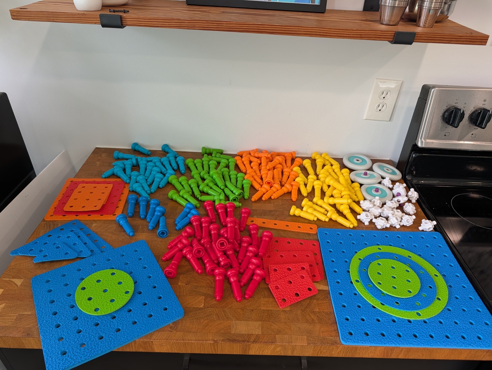Lauri Tall-Stackers Pegs Building Set Wheels