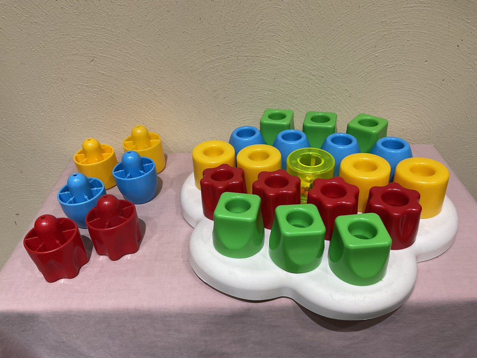 QUERCETTI SOFT TODDLER PEGBOARD WITH 24 JUMBO PEGS/4 COLORS + BONUS RATTLE PEG