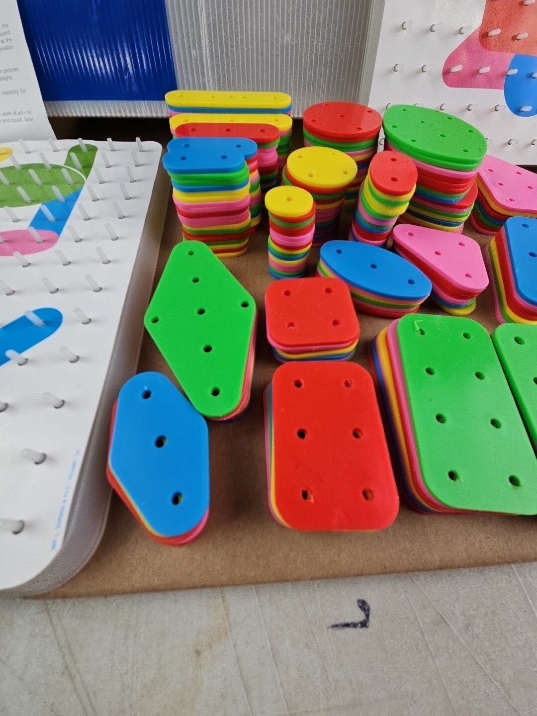 1995 Asco Picasco 4 Educational Game Puzzle Peg Board Toy France Learning Game