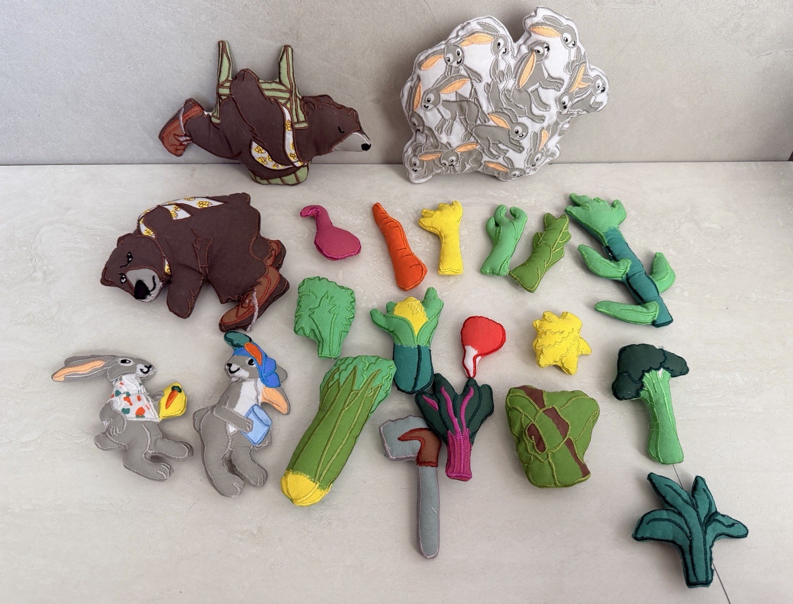 “Tops & Bottoms” Felt Storyboard Kit – 21 Pieces