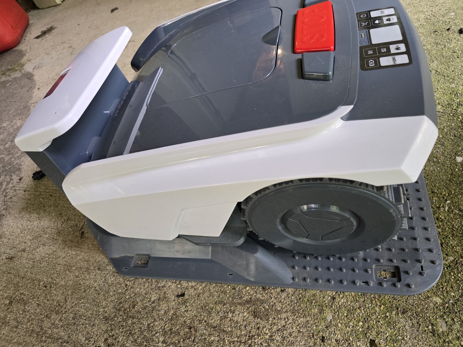 Robot Lawn Mower with GPS Navigation and 200m Boundary Wire, Mows Up to 1000qm