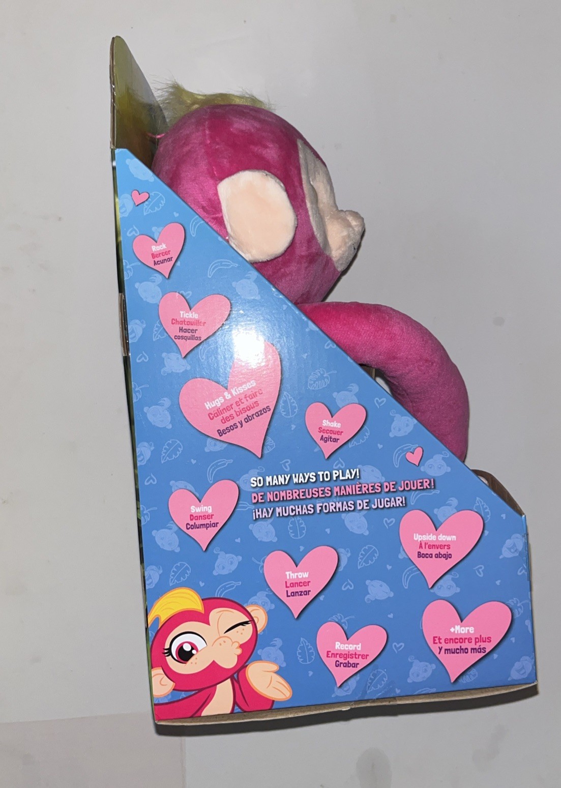 Fingerlings Hugs Bella interactive makes 40+ sounds New