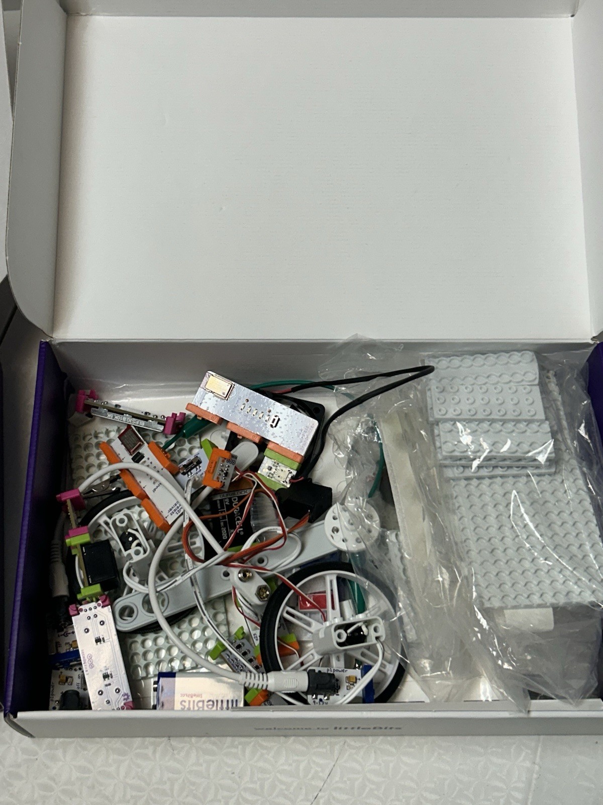 2Little Bits Gizmos & Gadgets Kit, STEM – Electronic Bitbot Makers Toy Open box
