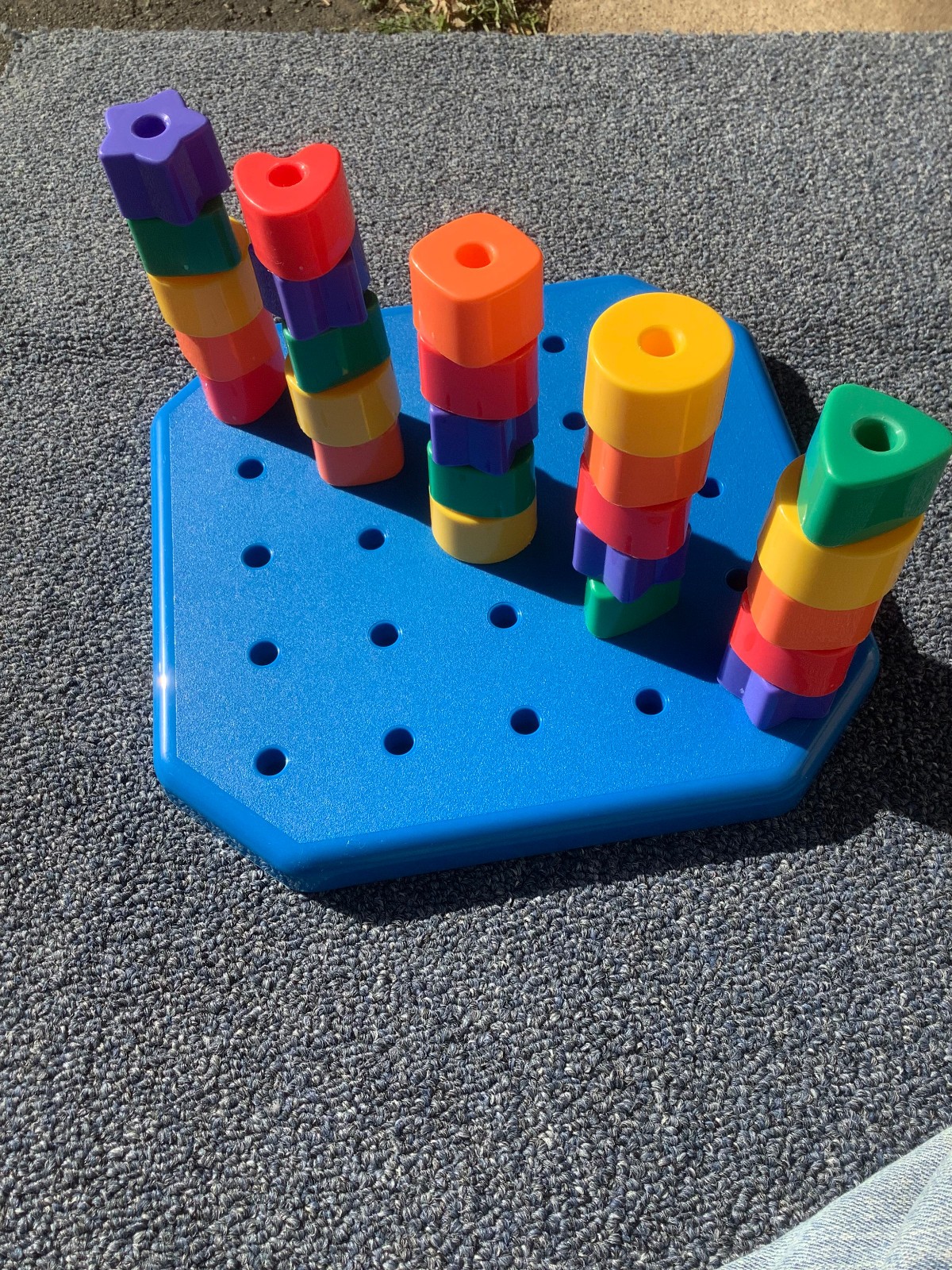 NEW! Avon Fun Beginnings Bright Shapes Pegboard #2 Sort by color & shape