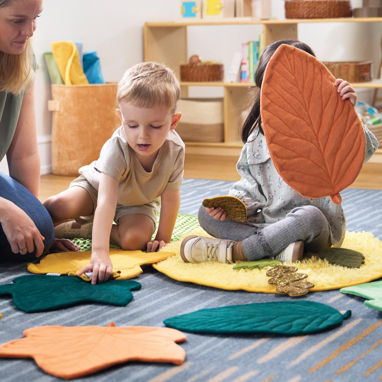 Kaplan Early Learning Jumbo Sensory Leaves – Set of 8