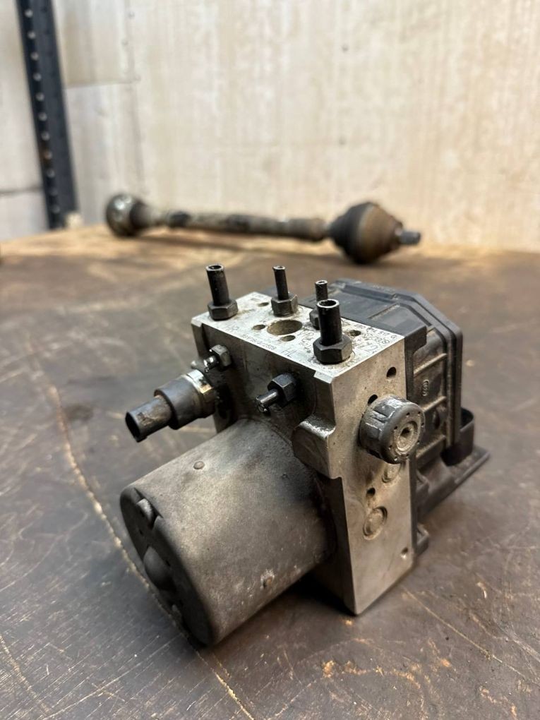 AUDI A6 / A6 ALLROAD (C5) KV1557464 ABS hydraulic unit / pump 4B0614517G
