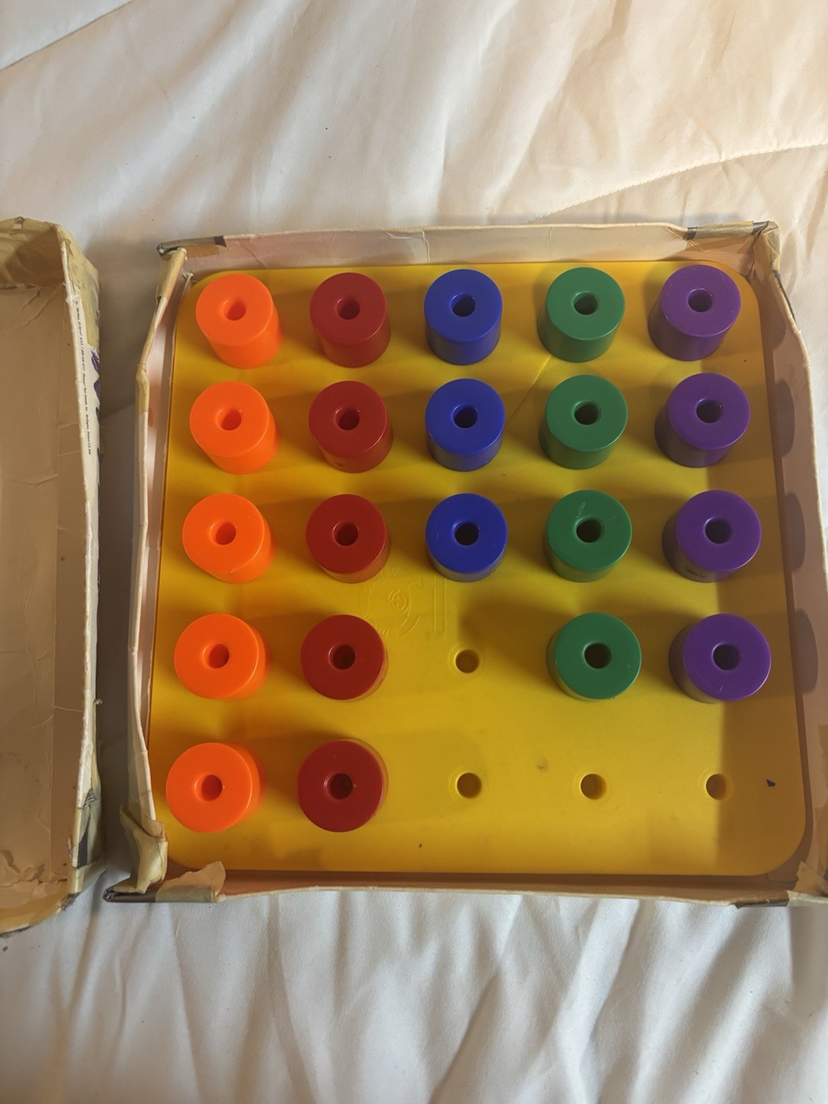 VINTAGE 1990 DISCOVERY TOYS – GIANT PEGBOARD 18 months fine motor toy 21 pieces