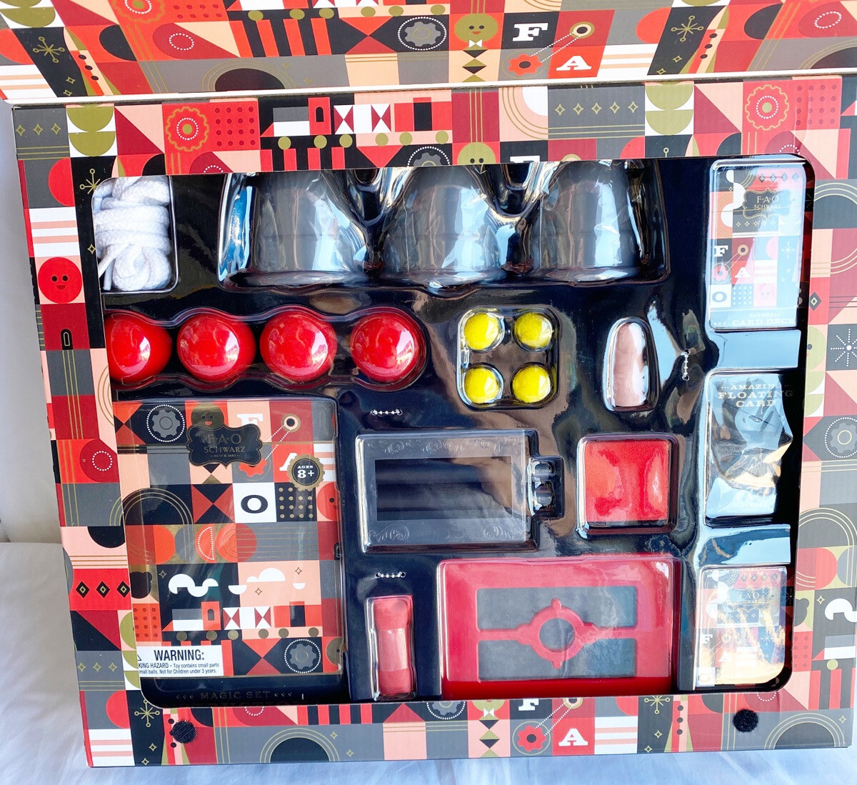 FAO Schwarz Ultimate Magic Set-Over 275 Tricks!! Original Price $80 New In box!