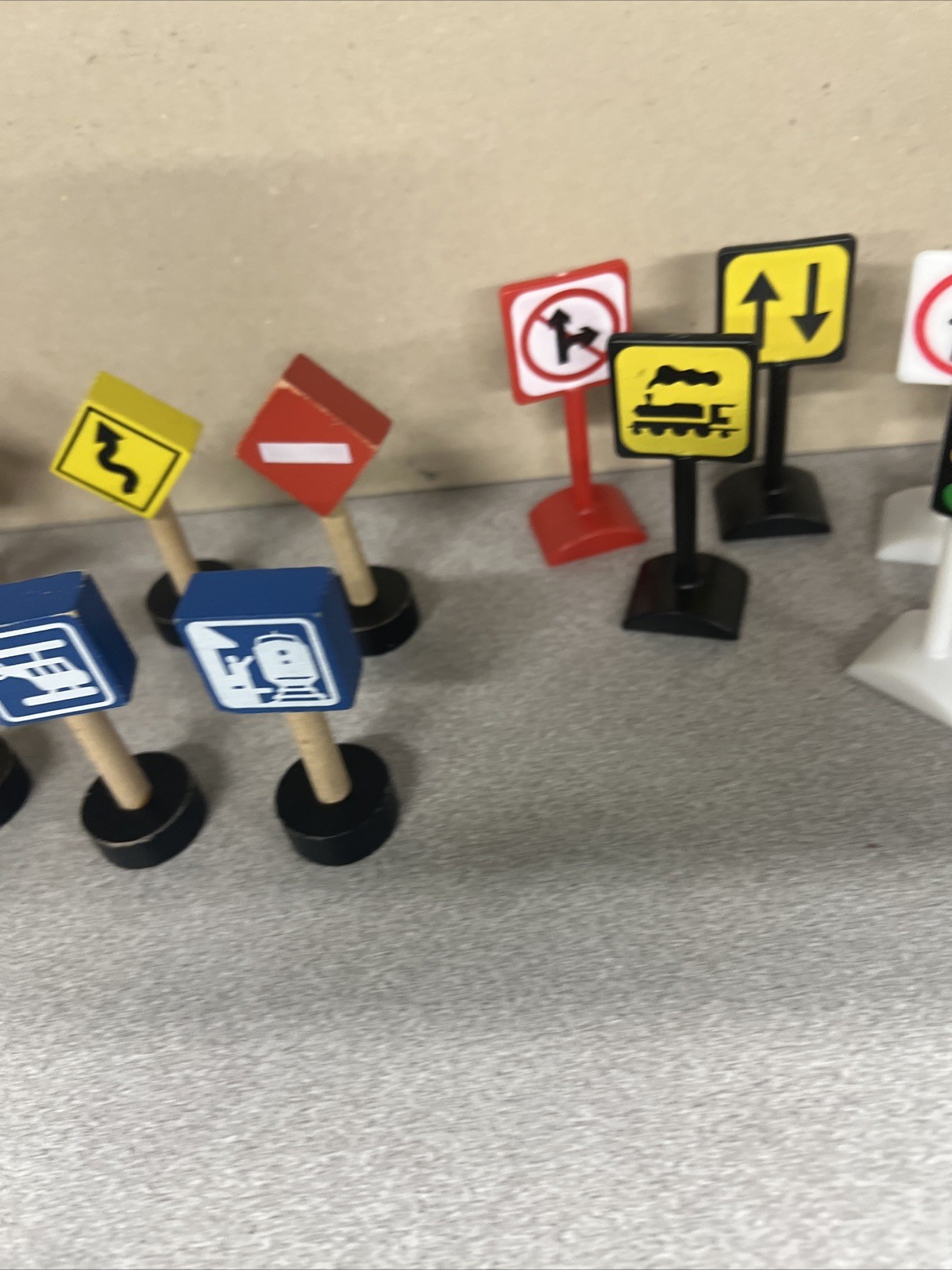 Excellerations Premium Traffic Signs for Block Play – Set of 16