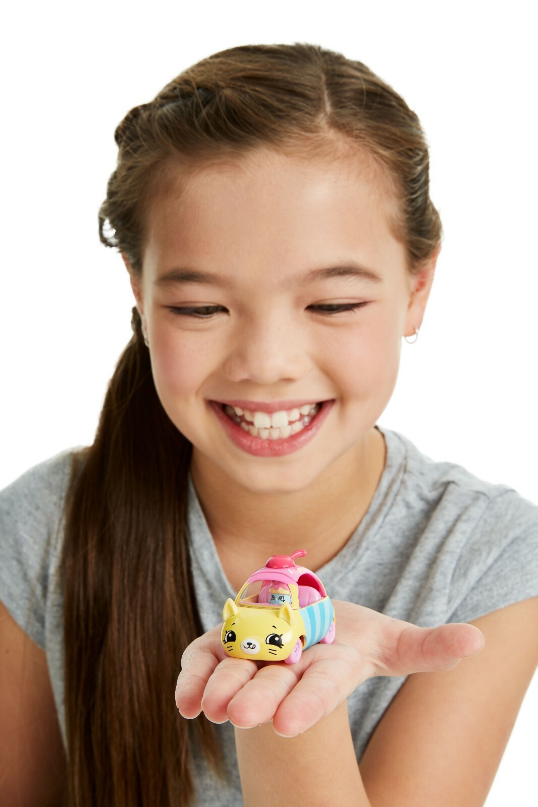 Cutie Cars w/Die Cast Body Include: 1 Cutie Car, 1 Mini Shopkin Collector Guide