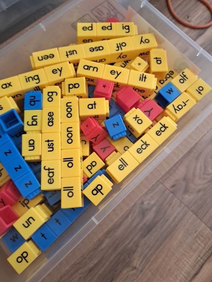 Reading rod’s educational spelling blocks Aprox. 140 Pieces.
