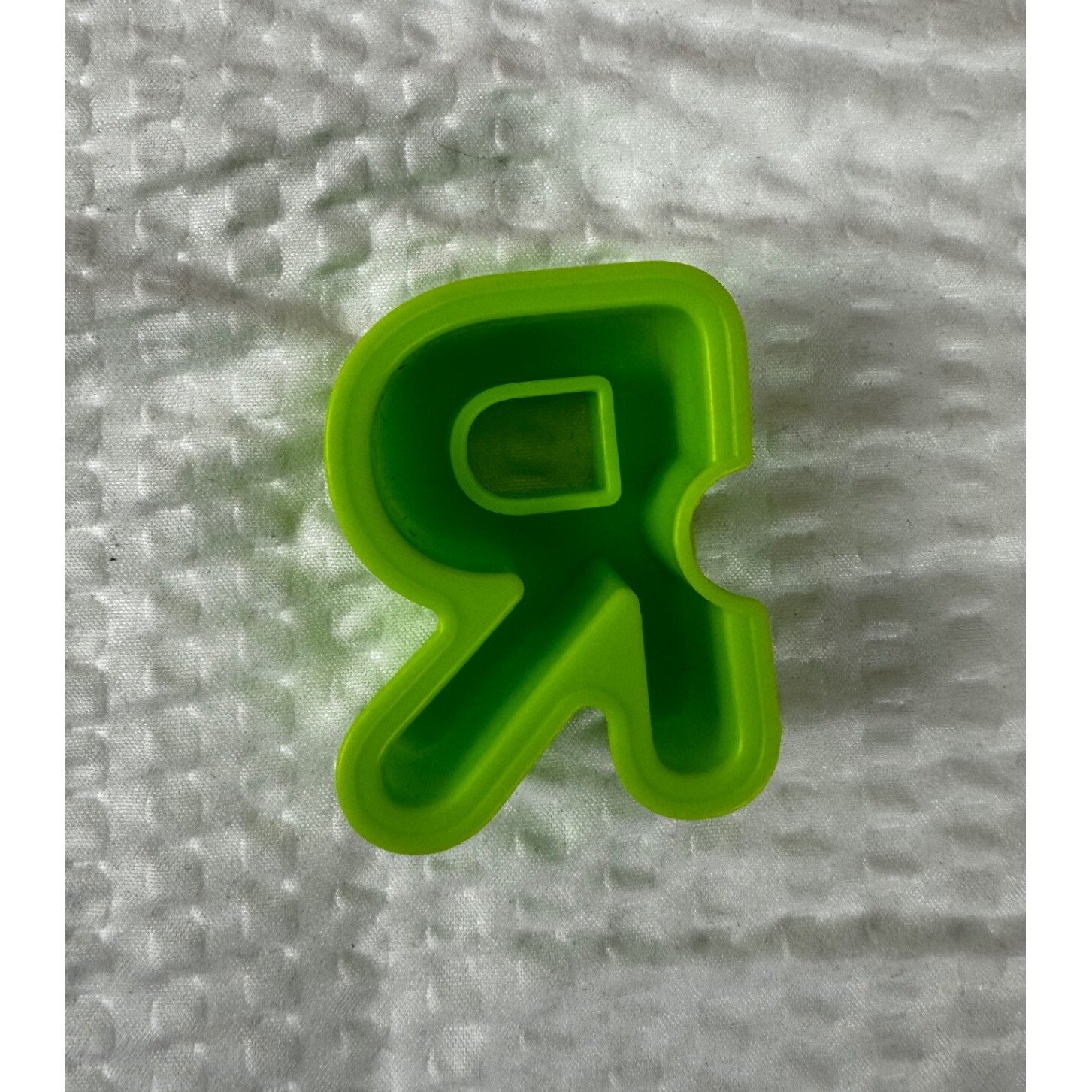 Letter “R” for Elmo On The Go learning game.