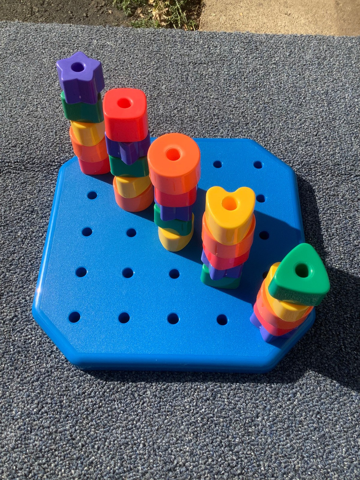 NEW! Avon Fun Beginnings Bright Shapes Pegboard #1 Sort by color & shape