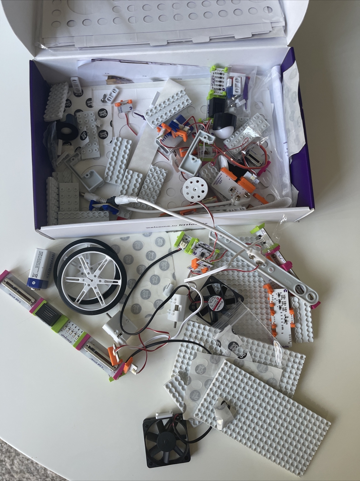 Little Bits Gizmos & Gadgets Kit, STEM – Electronic Bitbot Makers Toy – Open box