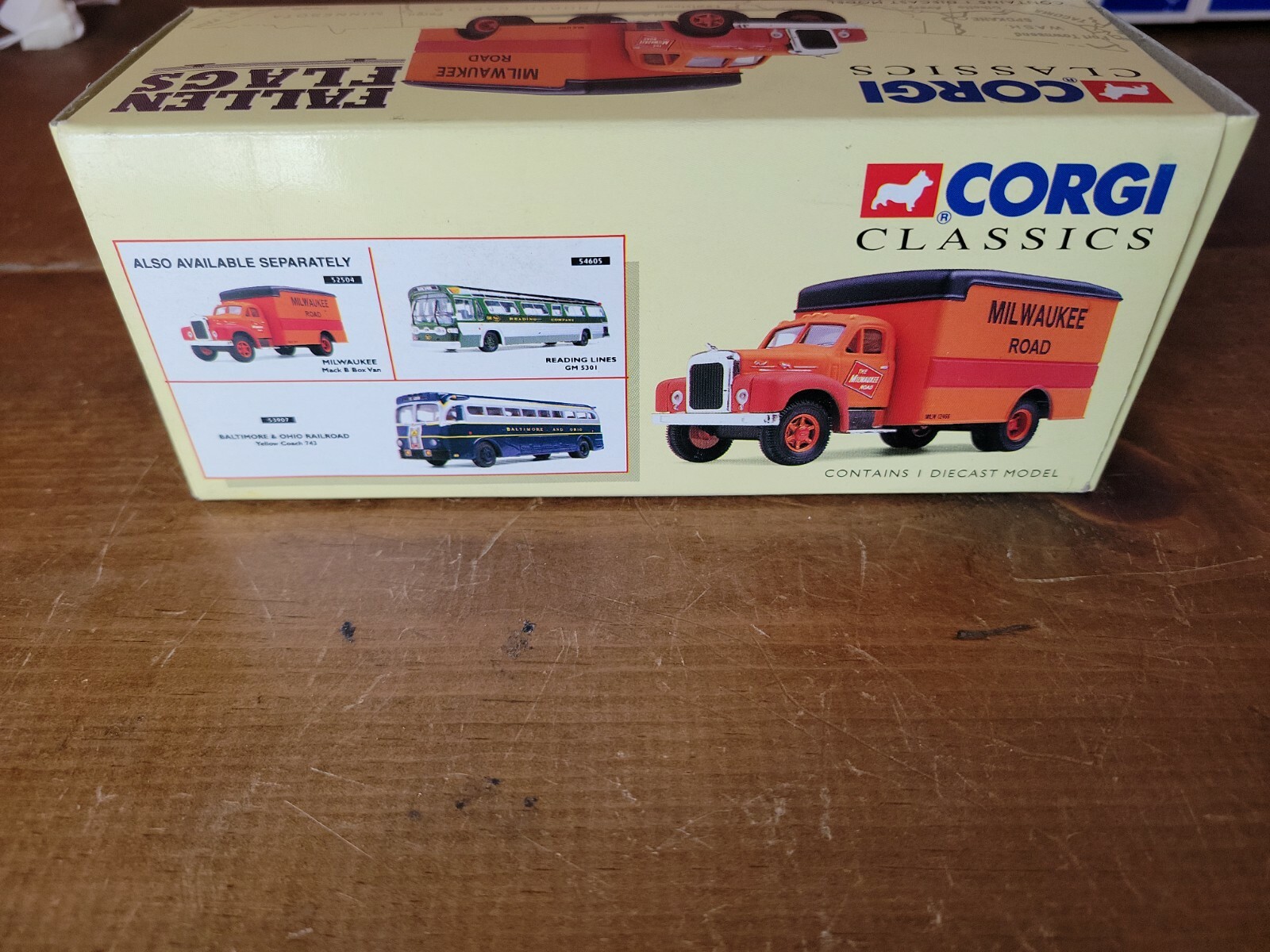 Corgi Classics-The Milwaukee Road-Mack B Box Van-Fallen Flags