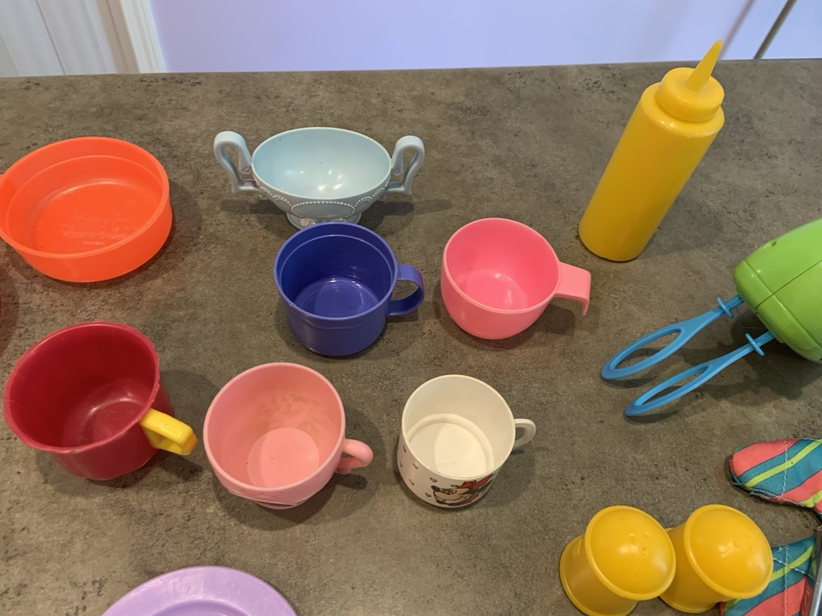 Children’s Kids Play Kitchen Lot 23 Mixer, Cups, Utensils, Pans & More