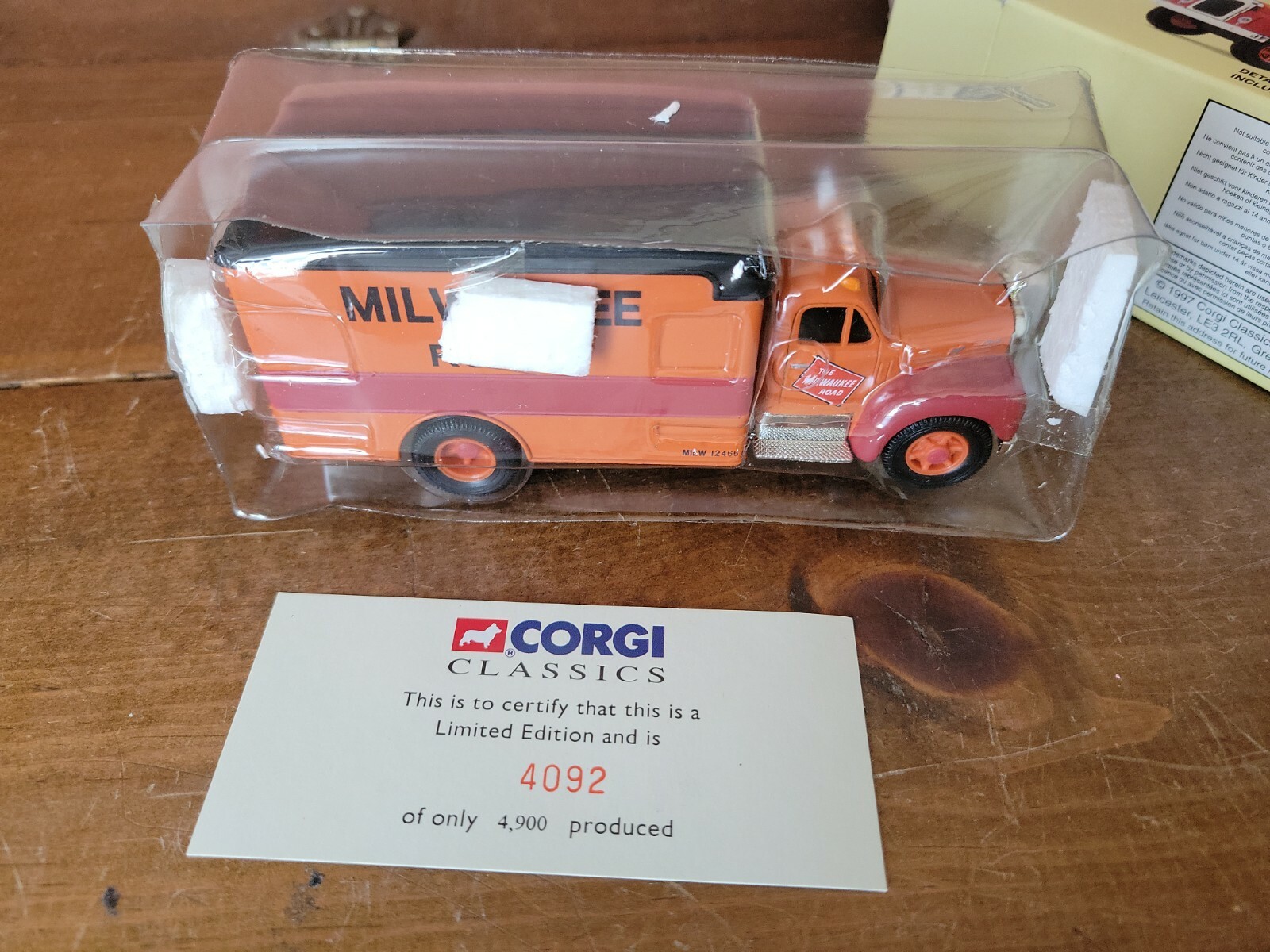 Corgi Classics-The Milwaukee Road-Mack B Box Van-Fallen Flags