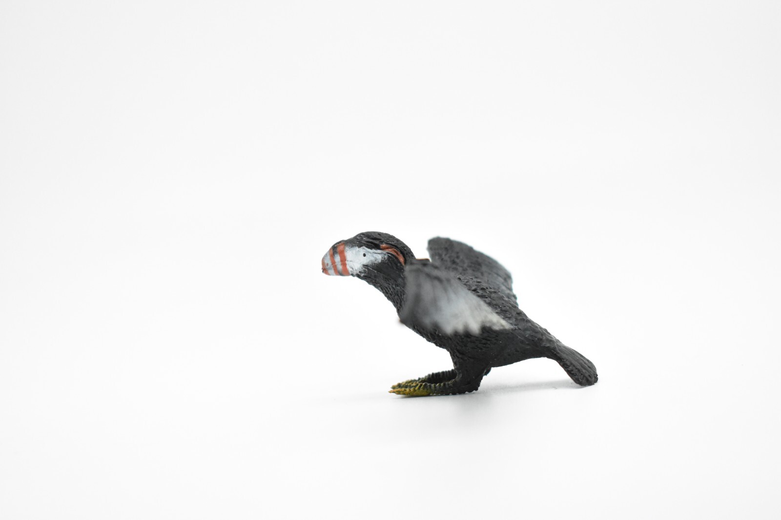 Puffin, Flying, Very Nice Rubber Model, Hand Painted Toy 3 1/2″ F621 B132