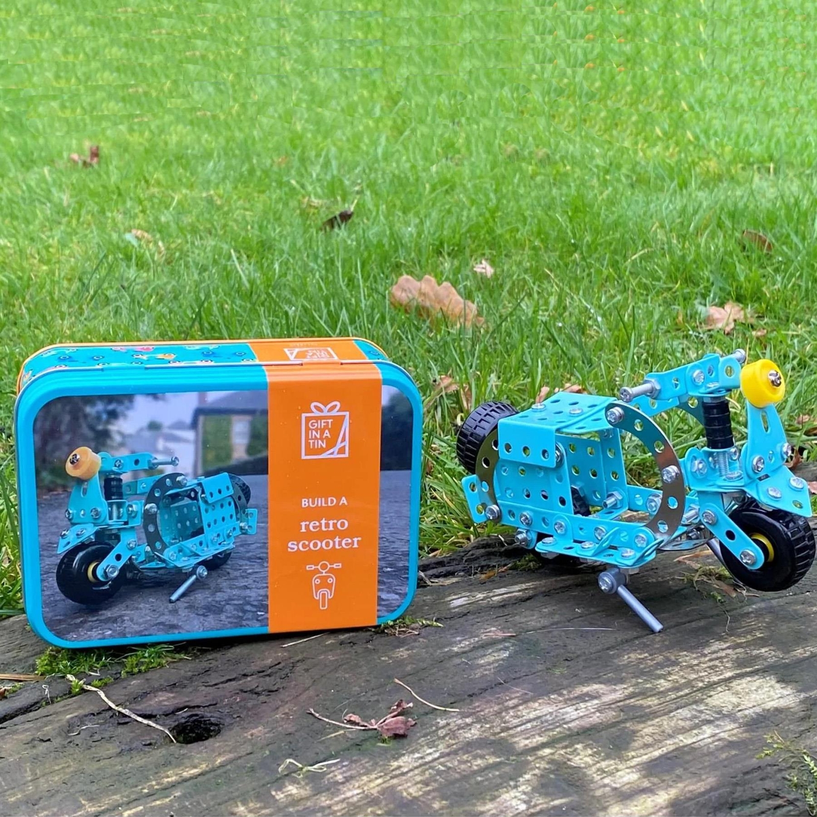 Gift in a Tin Craft / Activity Set Age 8 Build a Retro Scooter