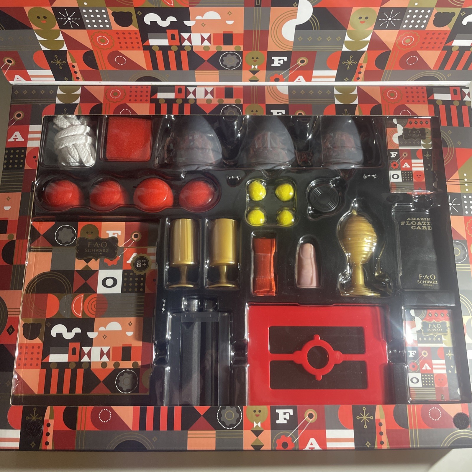 ***NEW IN BOX*** FAO Schwarz Ultimate Magic 28 pcs Set with 300 Tricks