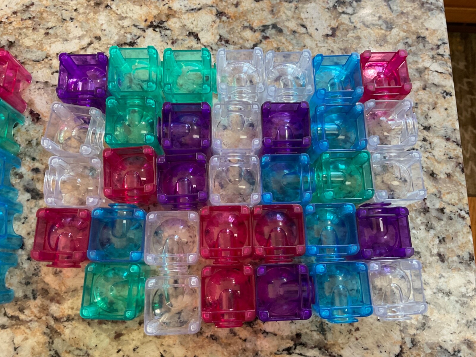 MINDWARE Q-BA-MAZE 2.0 MARBLE MAZE BIG BOX BRIGHT COLORS 69 CUBES 20 MARBLES
