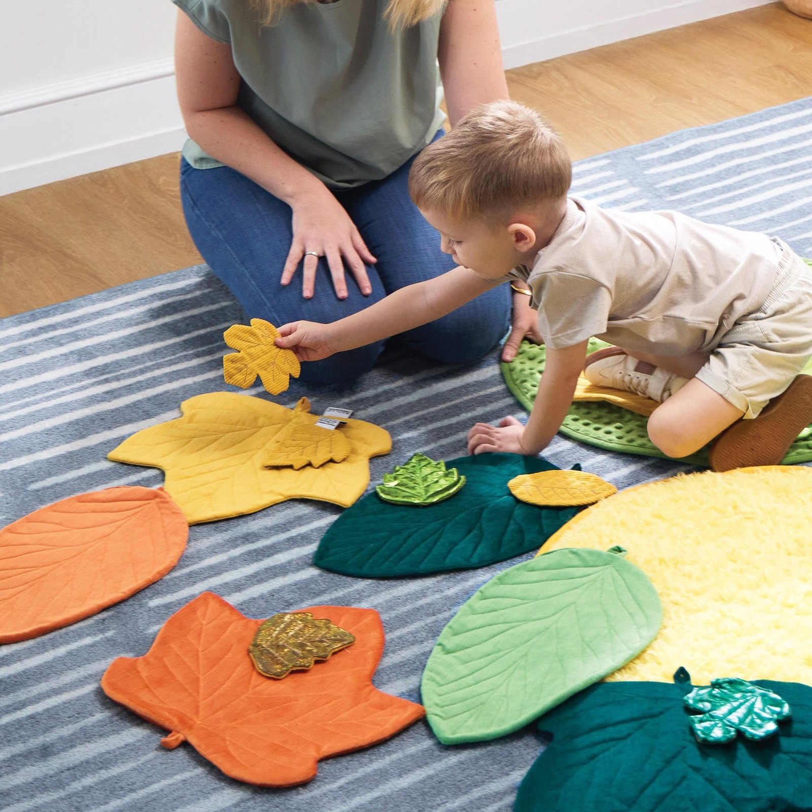 Kaplan Early Learning Jumbo Sensory Leaves – Set of 8