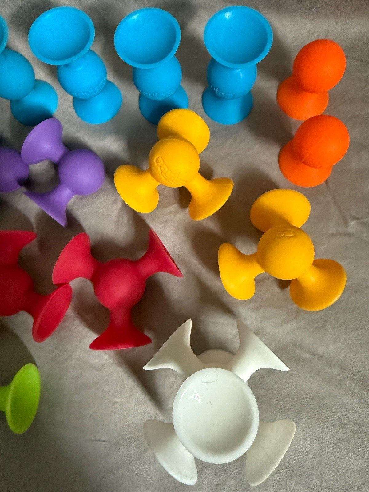 Fat Brain Toys Squigz 24 Piece Starter Set – Preowned with Container