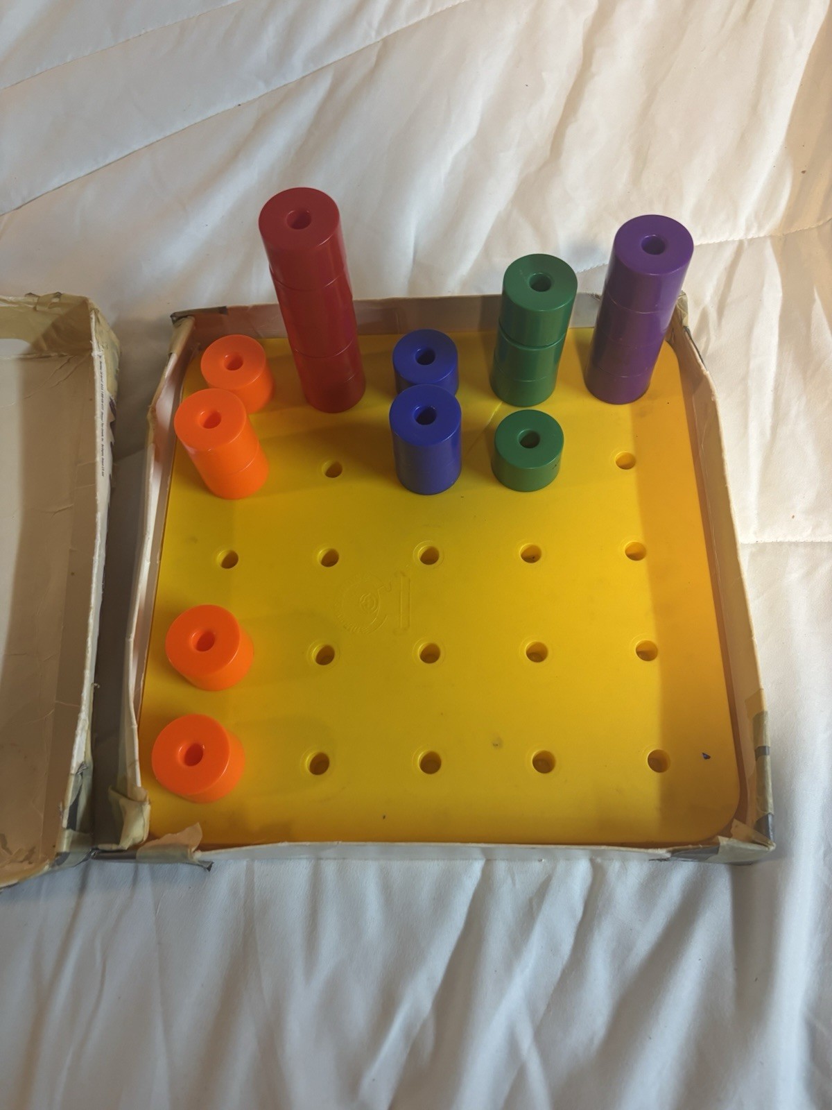 VINTAGE 1990 DISCOVERY TOYS – GIANT PEGBOARD 18 months fine motor toy 21 pieces