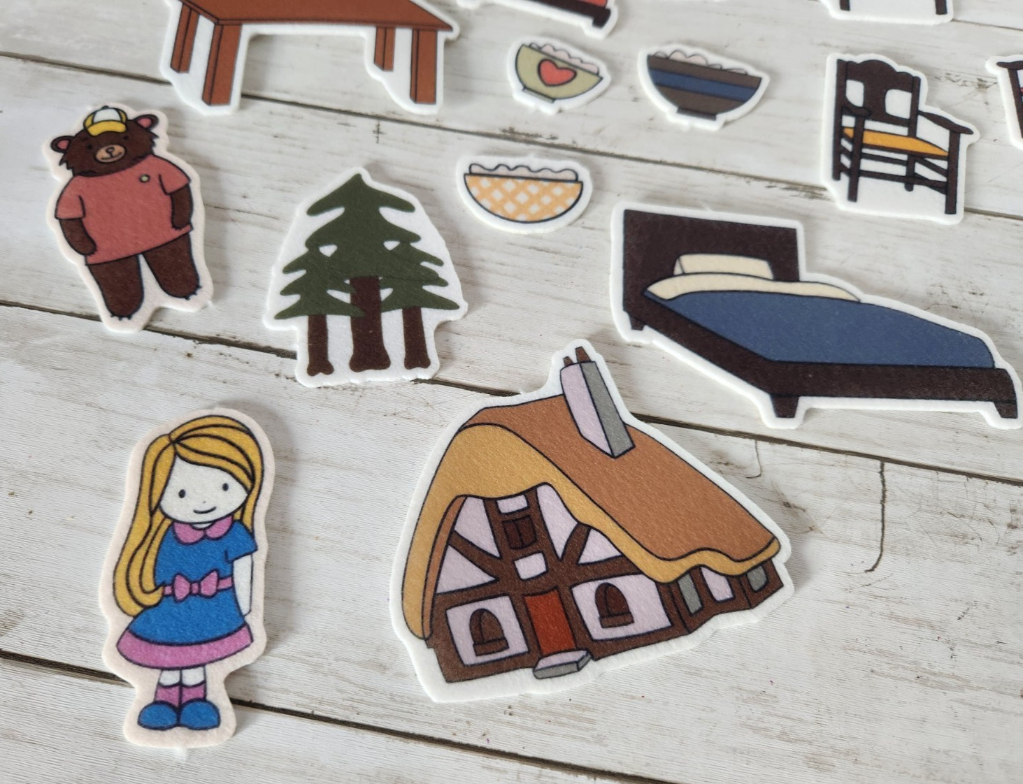 Twinkl Education “Goldilocks & 3 Bears” Soft Felt Story Character Cut Outs