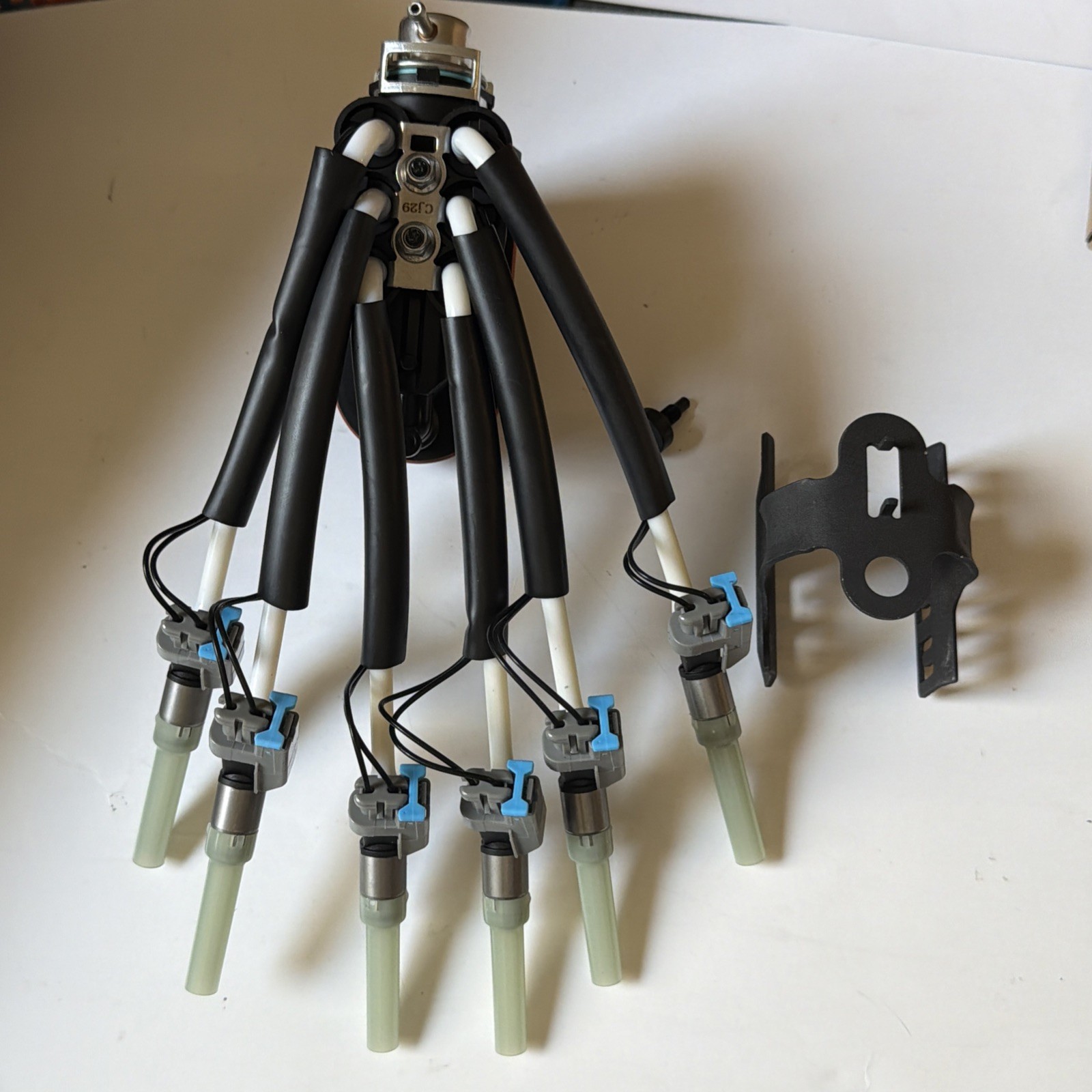 FJ503 Spider Fuel Injectors Assembly w/Bracket Upgraded 6 Cylinder Spider