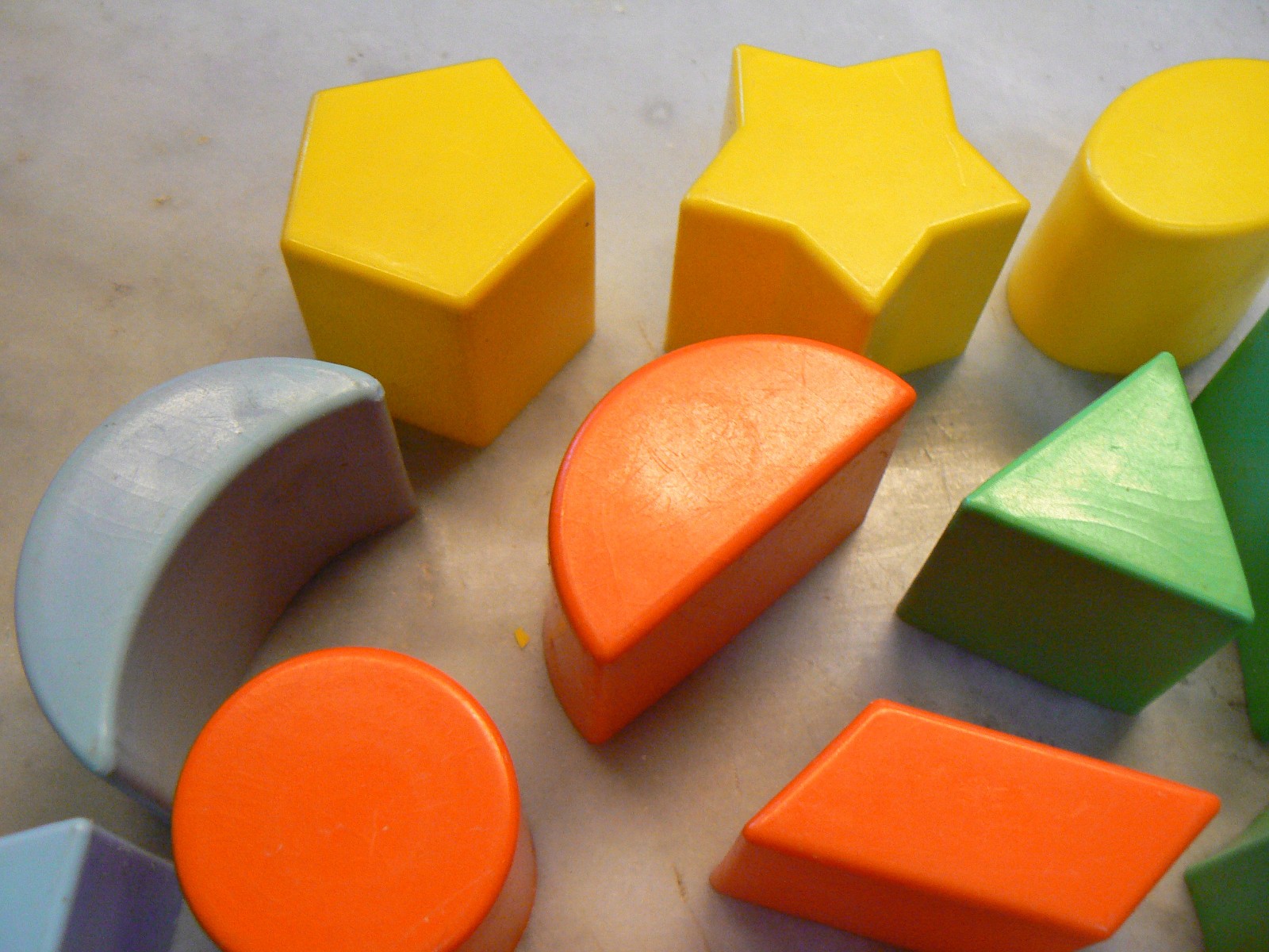 Activity Cube-Child Guidance – w/ 16 Different Shapes & 6 colors to Sort & match