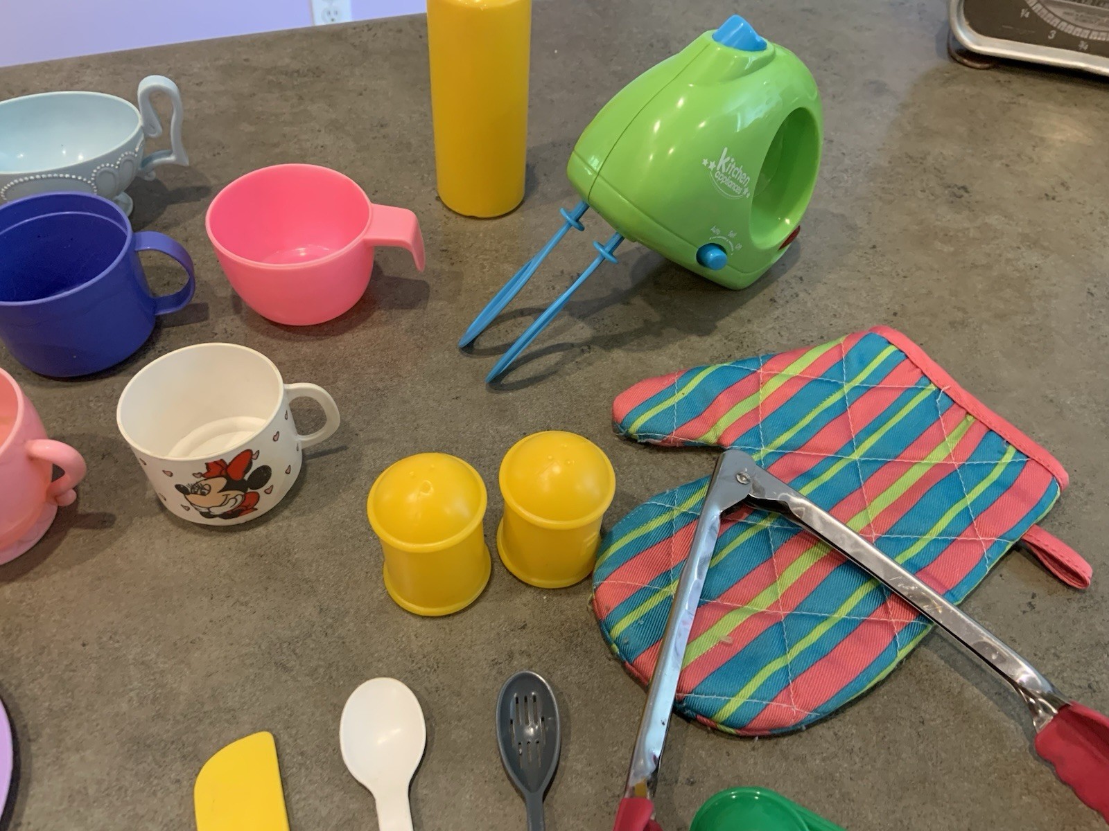 Children’s Kids Play Kitchen Lot 23 Mixer, Cups, Utensils, Pans & More