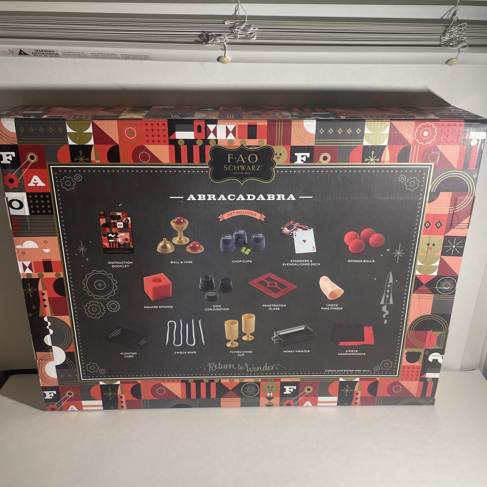 ***NEW IN BOX*** FAO Schwarz Ultimate Magic 28 pcs Set with 300 Tricks