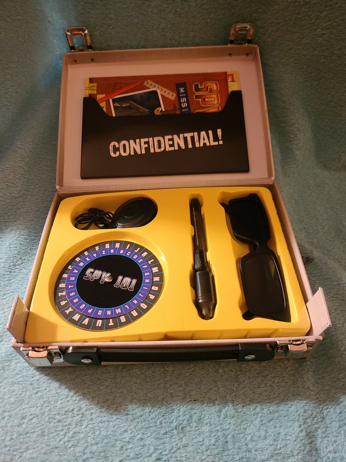 Top Secret I Spy Detective Suitcase and Book Brand New