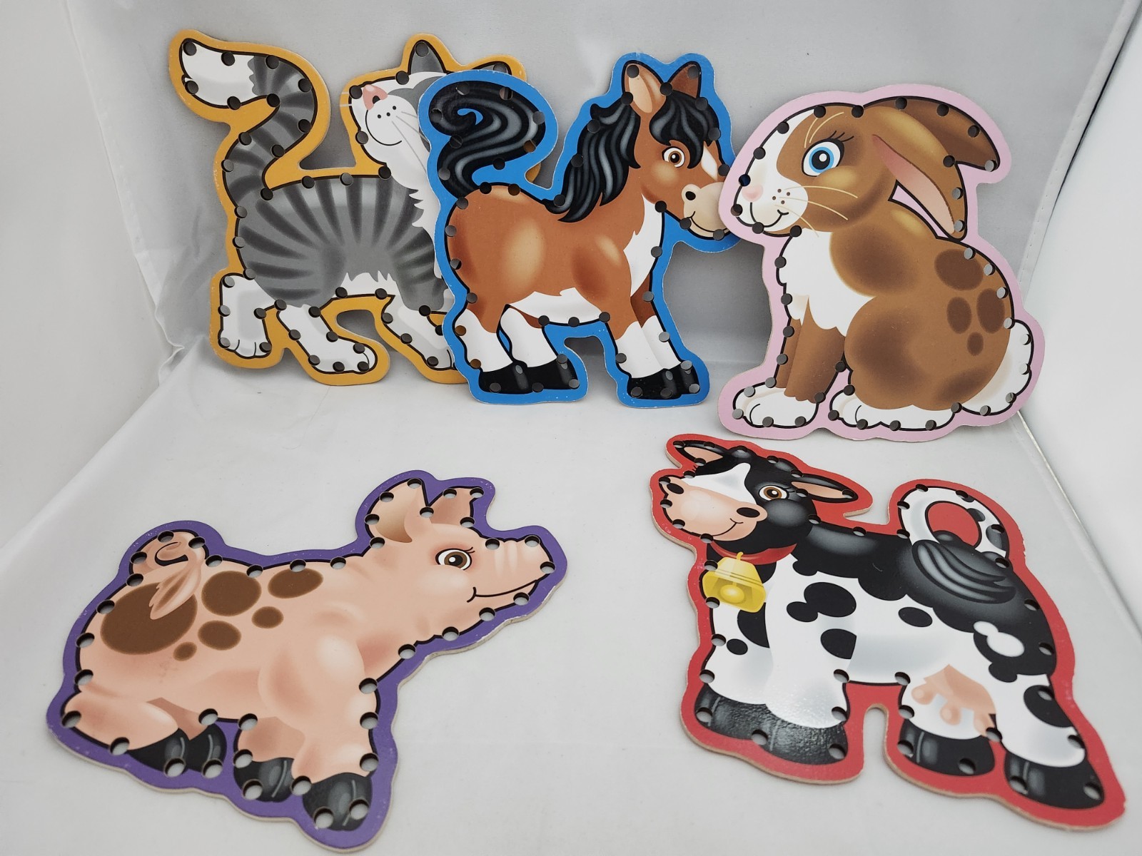 Melissa & Doug Lace & Trace Farm Animal Set With Wooden Case 10 Animals 1 String