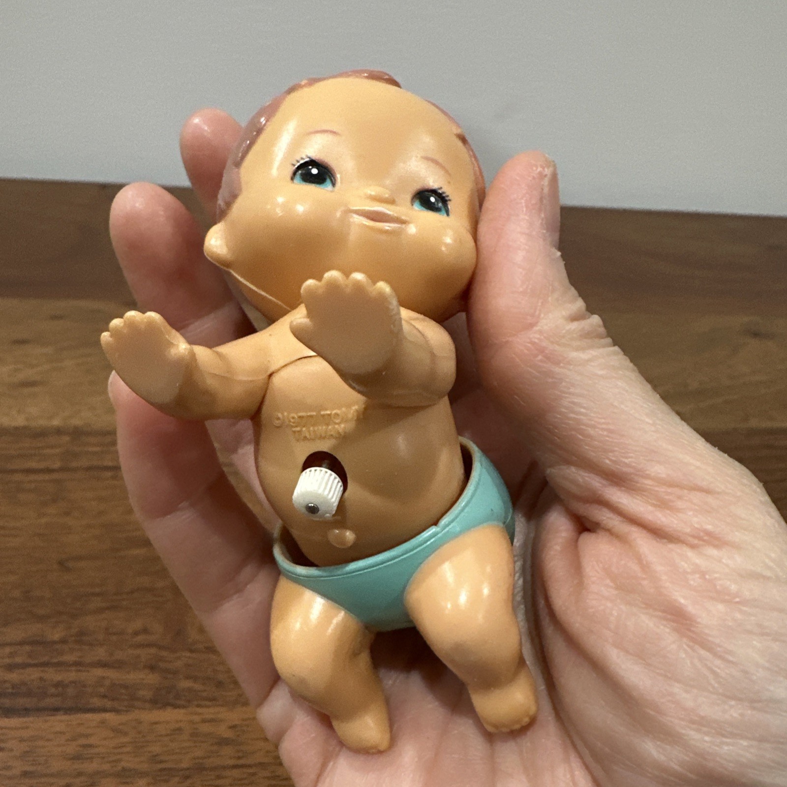 Vintage Tomy 1977 Wind Up Toy Crawling Baby Girl Blue Diaper & Hairbow ~ Tested