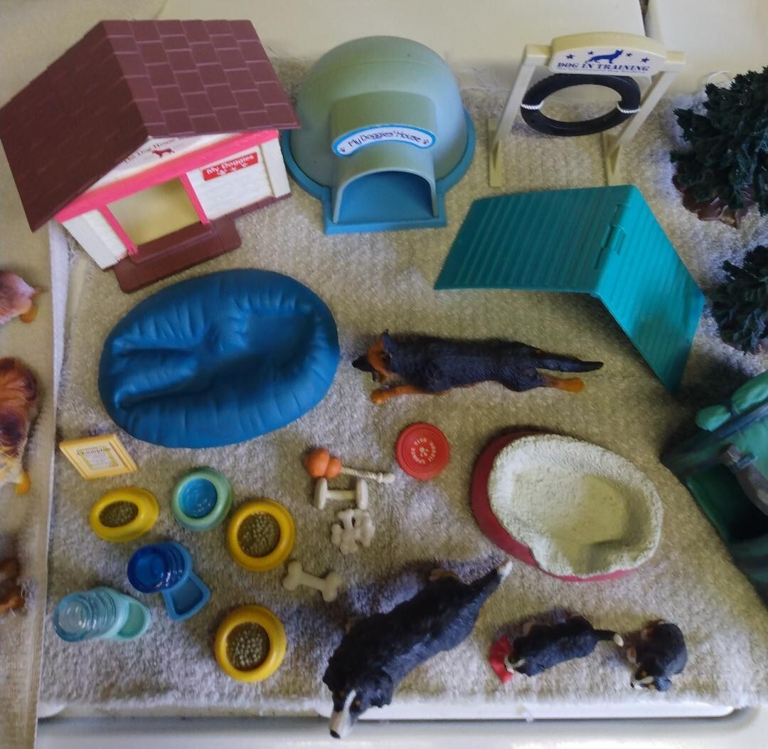 Constructive Playthings Dog Show Figure Incomplete Set with Additional Features