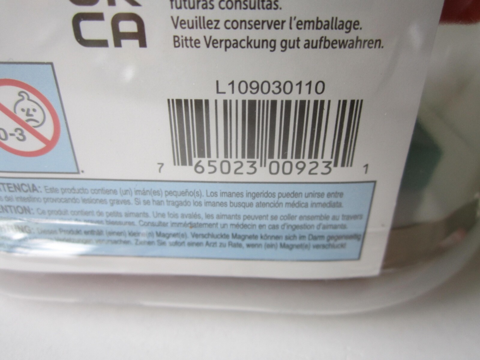 PLASTIC CONTAINER WITH LID-36 PIECES CONTAINING MAGNETIC NUMBERS & LETTERS